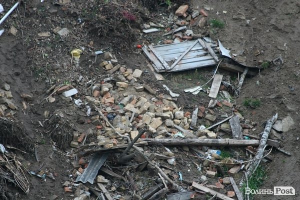 У Луцьку продовжують укріплювати небезпечне урвище. ФОТО