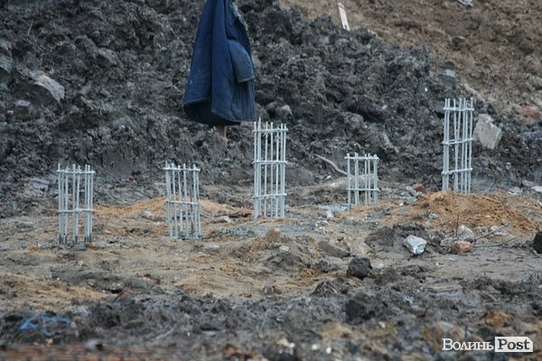 У Луцьку продовжують укріплювати небезпечне урвище. ФОТО