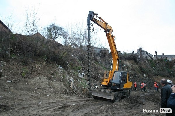 У Луцьку продовжують укріплювати небезпечне урвище. ФОТО
