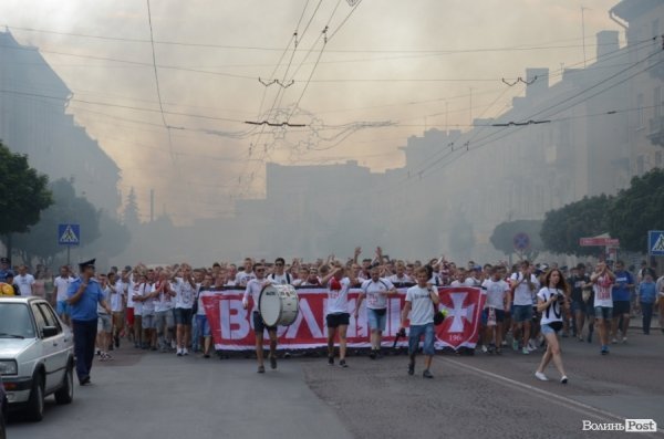 Фанати «Волині» «задимили» центр Луцька. ФОТО