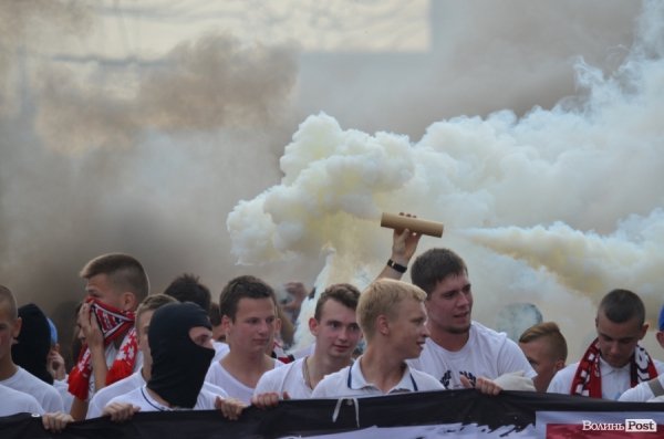 Фанати «Волині» «задимили» центр Луцька. ФОТО