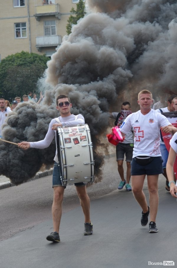 Фанати «Волині» «задимили» центр Луцька. ФОТО