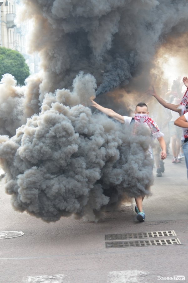 Фанати «Волині» «задимили» центр Луцька. ФОТО