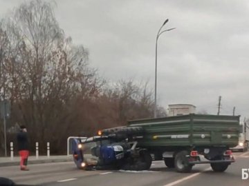Намагався уникнути аварії: у Володимирі перекинувся трактор комунальників