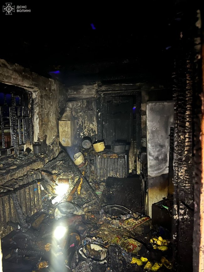 На Волині горів житловий будинок: з пожежі врятували чоловіка