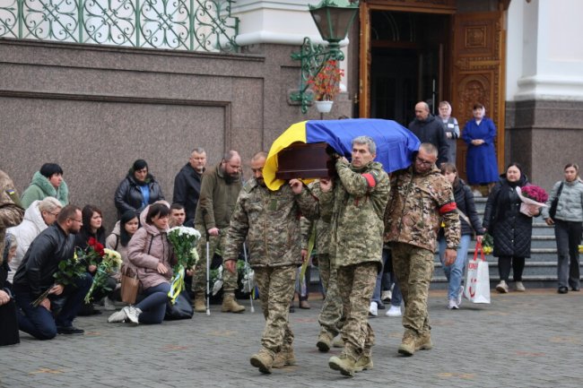 Поліг у бою на Луганщині: у Луцьку попрощалися з Героєм Дмитром Загурним