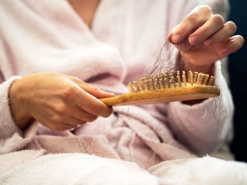 Чому випадає волосся та як з цим боротися
