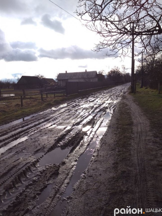 Суцільне випробування: дорога на Волині перетворилась на болото