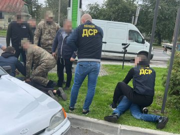 8000 доларів за незаконний виїзд з країни: на Волині затримали двох організаторів злочинної схеми. ФОТО