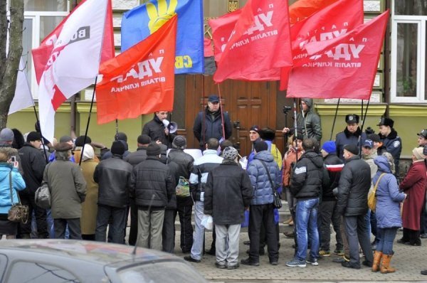 «Сидячий» пікет під прокуратурою Волині. ФОТО