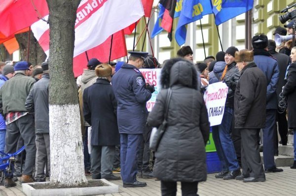 «Сидячий» пікет під прокуратурою Волині. ФОТО