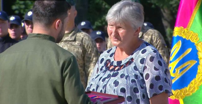 Президент вручив «Золоту Зірку» матері загиблого Героя з Волині Василя Саливончика