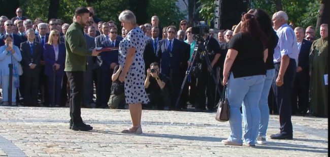 Президент вручив «Золоту Зірку» матері загиблого Героя з Волині Василя Саливончика