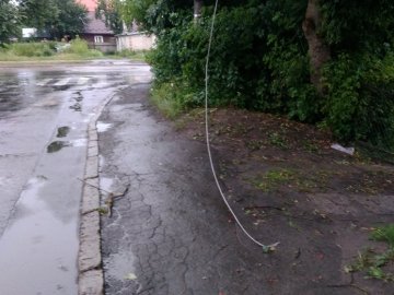 Через бурю в Луцьку посеред тротуару розірваний кабель