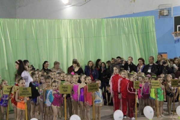 У Луцьку для хворих дітей юні гімнастки зібрали понад 5 тисяч гривень. ФОТО