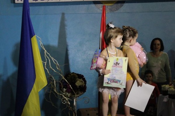 У Луцьку для хворих дітей юні гімнастки зібрали понад 5 тисяч гривень. ФОТО