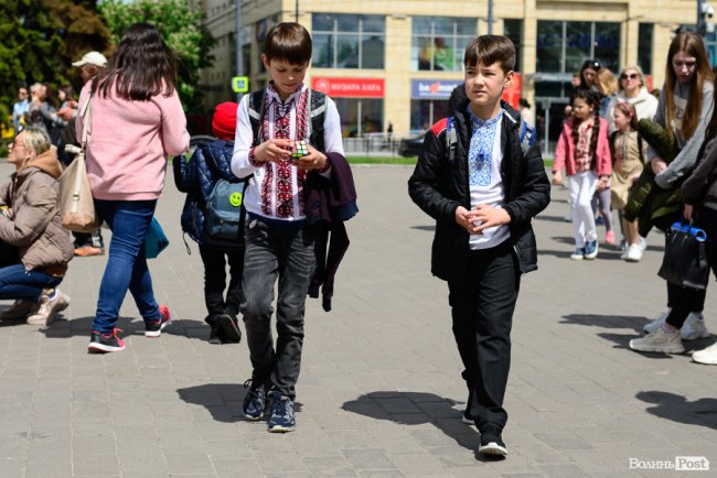 Безліч кольорів, орнаментів і візерунків: лучани у вишиванках – у центрі міста. ФОТОРЕПОРТАЖ 