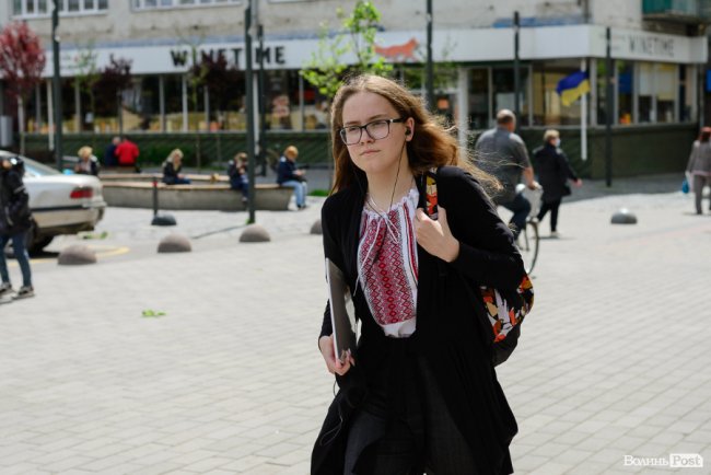 Безліч кольорів, орнаментів і візерунків: лучани у вишиванках – у центрі міста. ФОТОРЕПОРТАЖ 