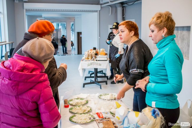 Волинські та рівненські виробники частували лучан сиром. ФОТО