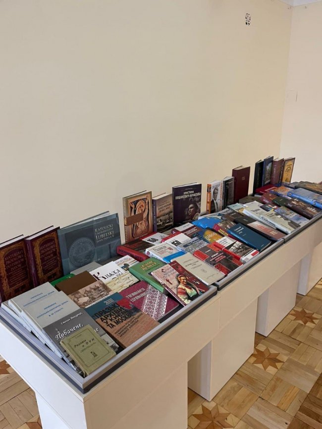 «Здійснюйте добро, поки ви існуєте»: Волинський краєзнавчий музей отримав в дарунок нові книги 