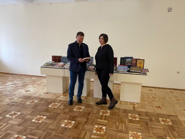 «Здійснюйте добро, поки ви існуєте»: Волинський краєзнавчий музей отримав в дарунок нові книги 