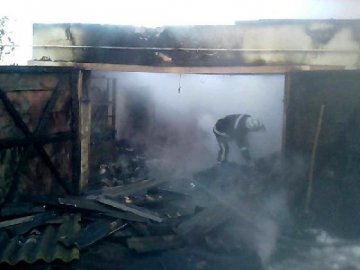 У Ковелі горів гараж з авто
