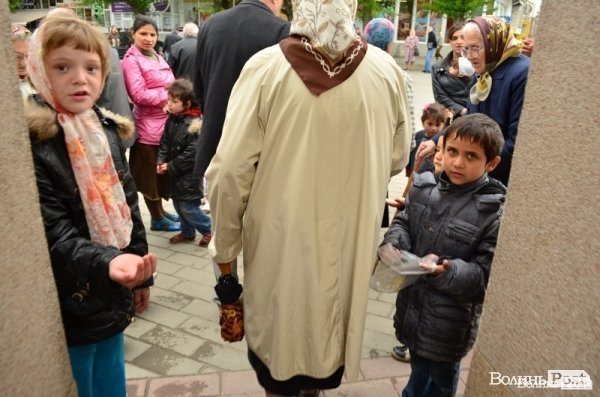 Жербаки просять милостиню у день Воскресіння Ісуса Христа