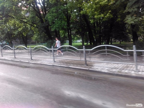 Сьогодні дощовий Луцьк. ФОТОРЕПОРТАЖ