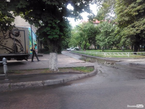 Сьогодні дощовий Луцьк. ФОТОРЕПОРТАЖ