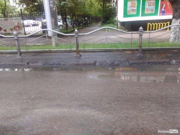 Сьогодні дощовий Луцьк. ФОТОРЕПОРТАЖ