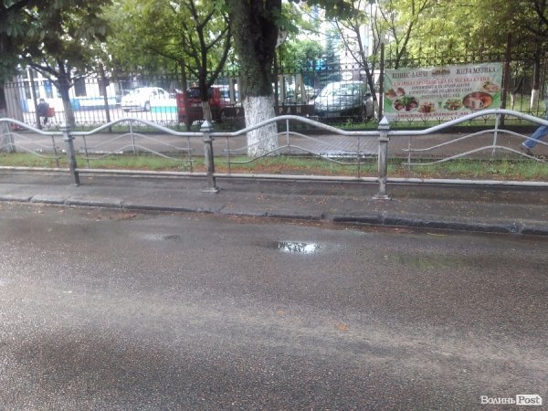 Сьогодні дощовий Луцьк. ФОТОРЕПОРТАЖ