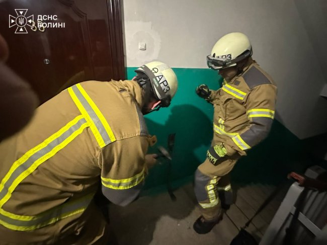 На Волині рятувальники визволяли із зачинених квартир жінок похилого віку. ФОТО