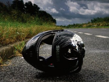 ДТП на Волині: один мотоцикліст в`їхав у паркан, інший – в стовп