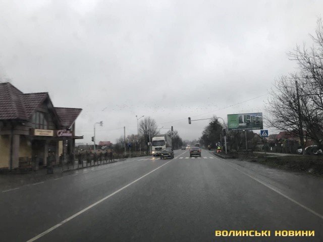 На автодорозі Луцьк-Рованці встановлюють світлофори. ФОТО