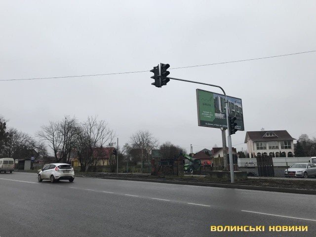 На автодорозі Луцьк-Рованці встановлюють світлофори. ФОТО