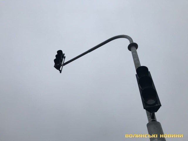 На автодорозі Луцьк-Рованці встановлюють світлофори. ФОТО