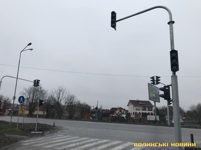 На автодорозі Луцьк-Рованці встановлюють світлофори. ФОТО