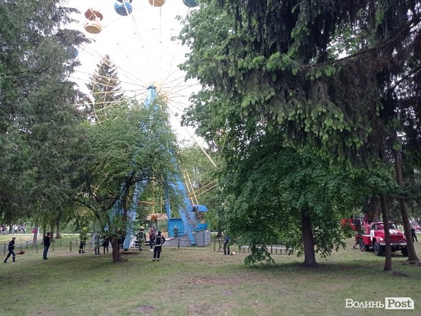 У Луцьку в парку на «чортовому колесі» на висоті застрягли люди. ФОТО. ВІДЕО. ОНОВЛЕНО
