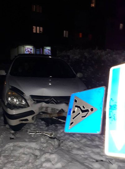 Аварія в Нововолинську: автівка знесла стовп. ФОТО