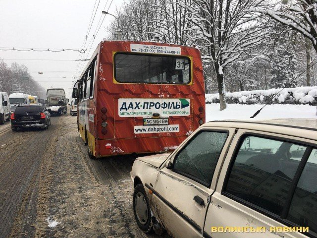 Від удару з вантажівкою легковик відкинуло в маршрутку: деталі аварії у Луцьку. ФОТО