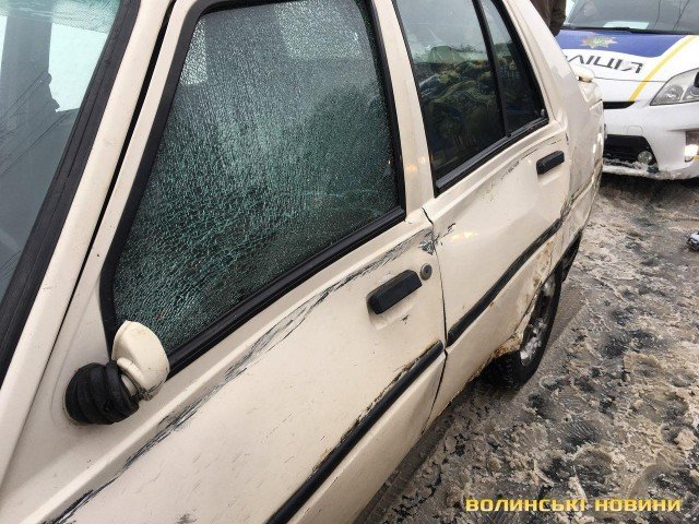 Від удару з вантажівкою легковик відкинуло в маршрутку: деталі аварії у Луцьку. ФОТО