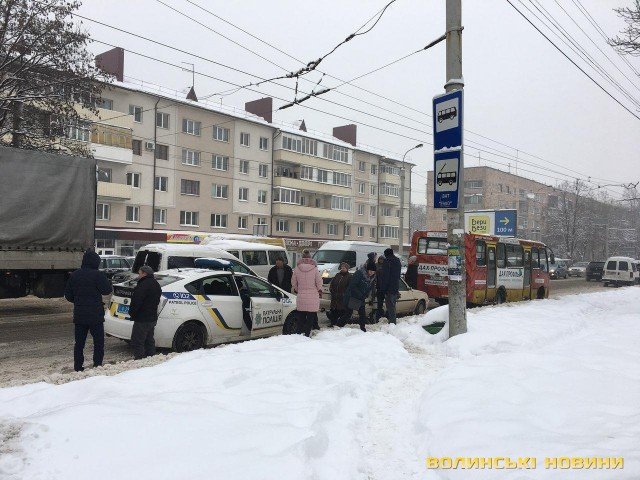 Від удару з вантажівкою легковик відкинуло в маршрутку: деталі аварії у Луцьку. ФОТО