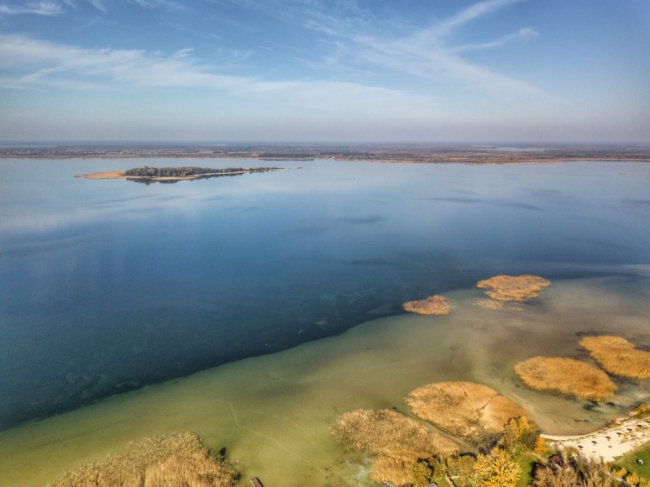 Волинянин поділився вражаючими світлинами озера Світязь