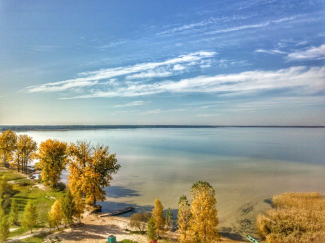 Волинянин поділився вражаючими світлинами озера Світязь