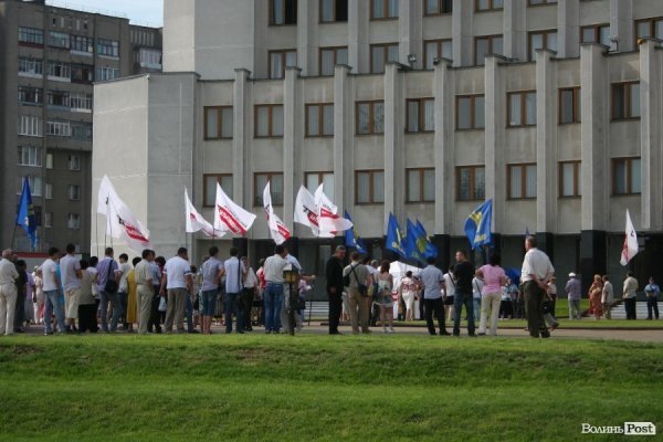 Під стінами облради мітингує опозиція