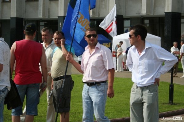 Під стінами облради мітингує опозиція