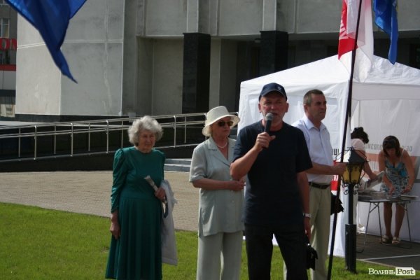 Під стінами облради мітингує опозиція