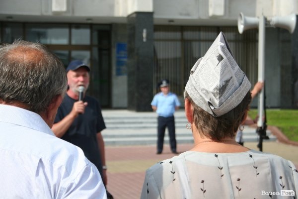 Під стінами облради мітингує опозиція