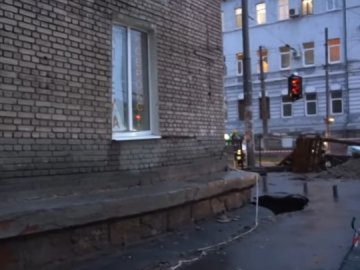 Студентів евакуювали: у центрі Дніпра мало не обвалився гуртожиток. ВІДЕО