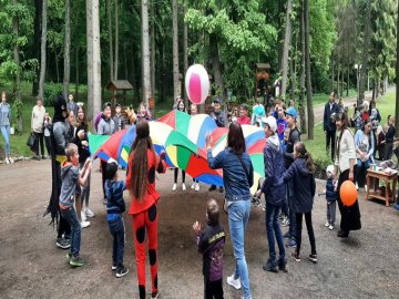  Бульбашкове шоу, аніматори, майстер-класи - у «Волинській Швейцарії» організували свято для особливих діток.ФОТО